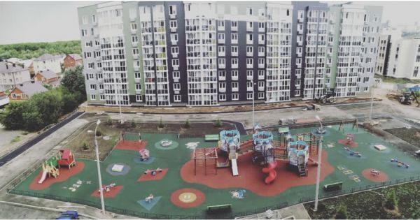 г. Уфа, ул. Героя Зорина, 3, заказчик АО СЗ УГАИК, 2021 год (поставка и установка детского игрового оборудования с укладкой резинового покрытия)